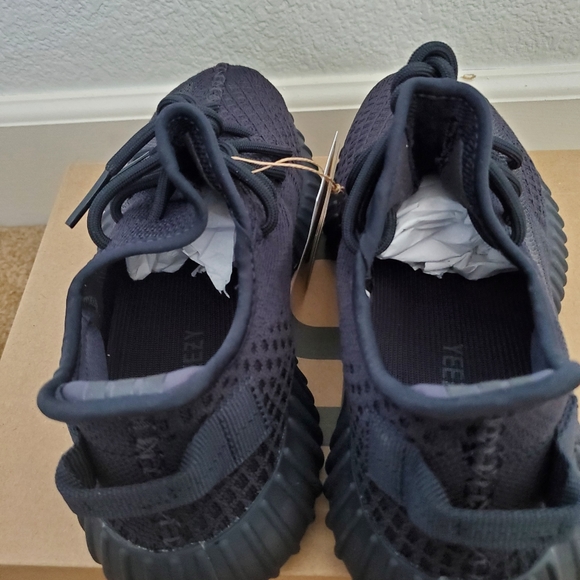 Yeezy 350 v2 Onyx - Picture 3 of 8